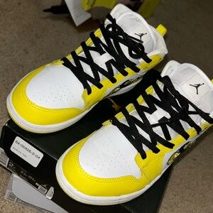 Nike Jordan 1 mids size 2.5y